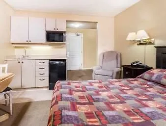 Super 8 Victoria Motel