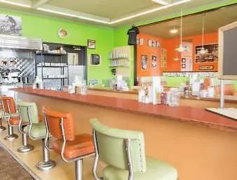 Super 8 Victoria Motel 2*,